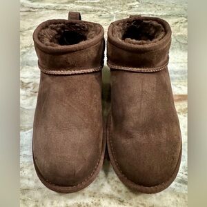 Brown mini Uggs